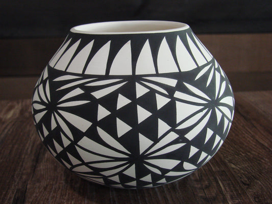 Native American Hand Painted Fine Line Acoma Pottery by Estevan